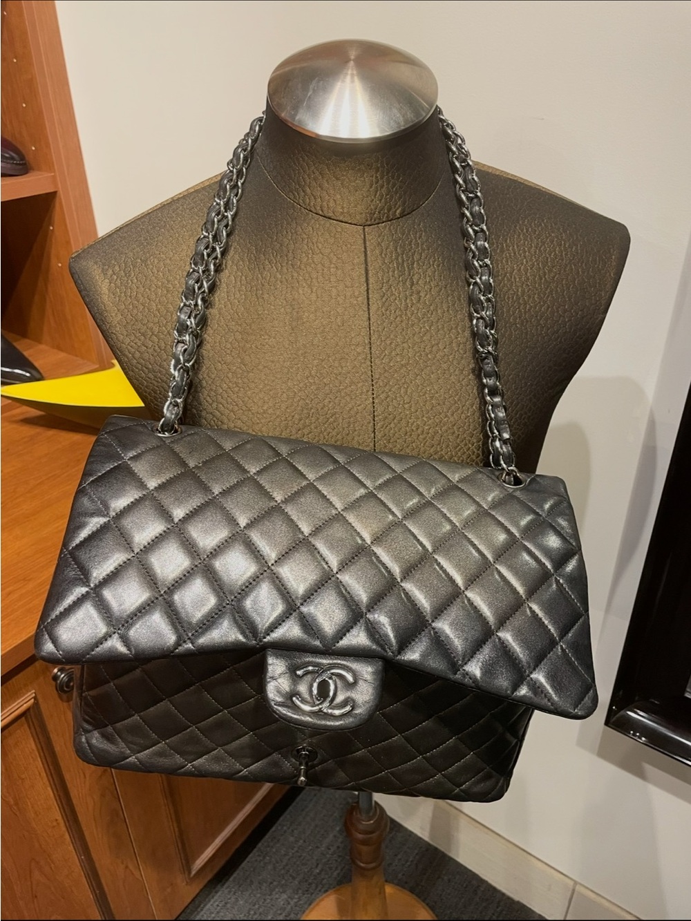 💫🎀CHANEL Black Quilted Lambskin Shoulder Bag with Chain Strap